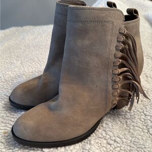 Chic Suede Fringe Ankle Boots - Taupe